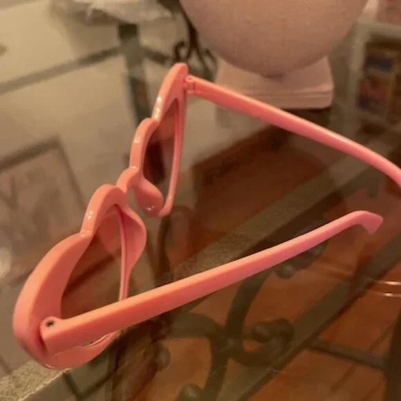 Gorgeous! Swiftie Light Pink Heart Cat Eye Sunglasses - Picture 4 of 4